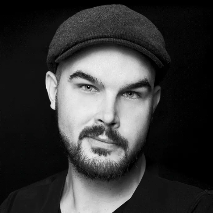Schwarz-Weiß-Portrait von Daniel Stalder, erfahrener Master Stylist im Coiffeur-Salon HAUPTSACHE, bekannt für kreative und typgerechte Haarschnitte. Portrait von Daniel Stalder, Master Stylist und Coiffeur EFZ im Coiffeur-Salon HAUPTSACHE