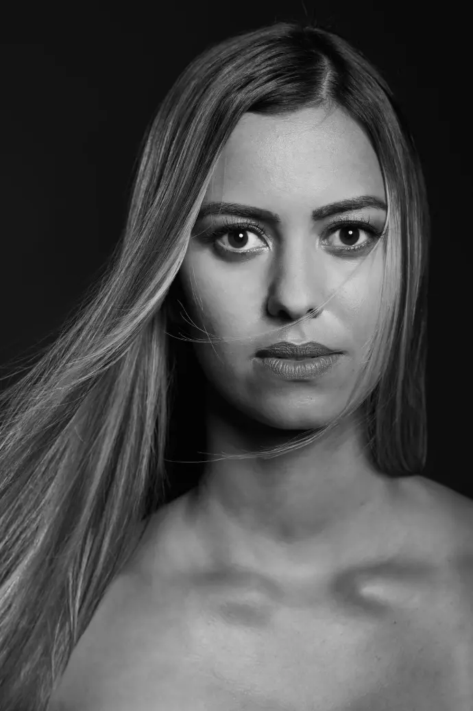 Schwarz-weiß Portrait einer Frau mit langen Haaren aus dem Hauptsache Fotoshooting 2021