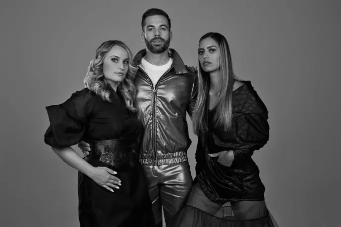 Schwarz-weiß Gruppenfoto von drei stilvoll gekleideten Personen aus dem Hauptsache Fotoshooting 2021