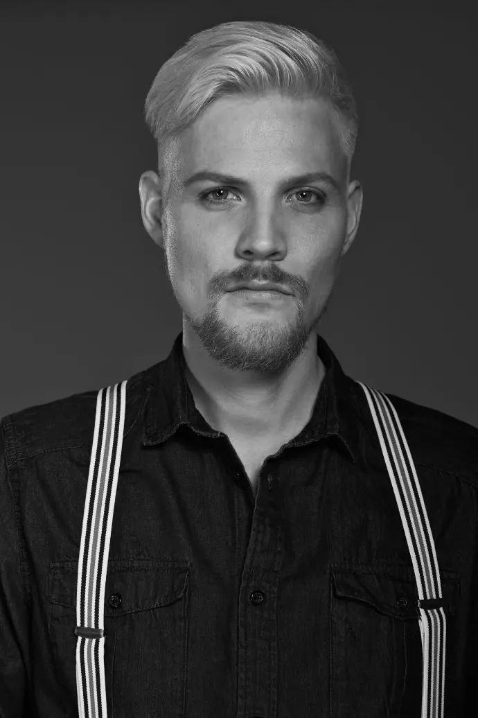 Schwarz-weiß Portrait eines Mannes mit hellem Haar und Hosenträgern aus dem Hauptsache Fotoshooting 2021