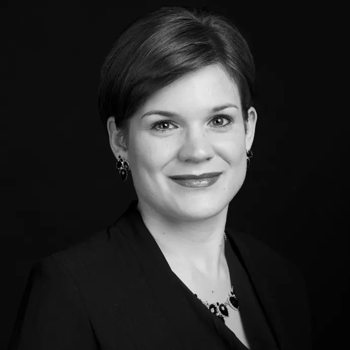 Professionelles schwarz-weiß Portrait von Nadine Sunar, der Salonleitung von Coiffeur HAUPTSACHE Kriens