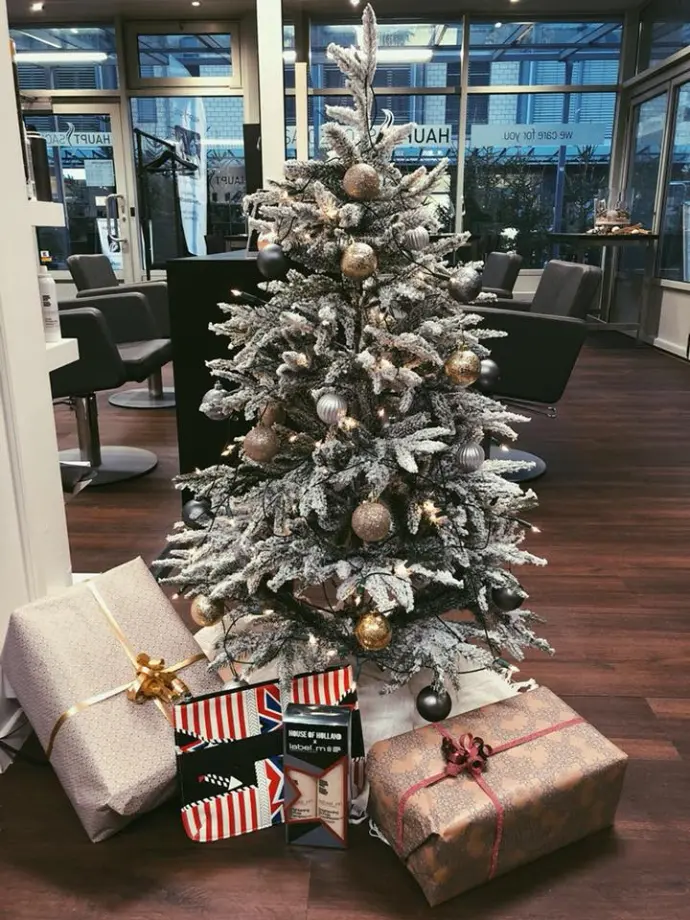 Weihnachtsbaum mit Geschenken im stilvoll dekorierten Salon Coiffeur HAUPTSACHE Kriens