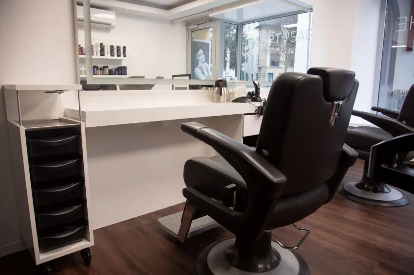 Innenansicht des modernen Salons von Coiffeur HAUPTSACHE mit stylischem Friseurstuhl und Spiegelarbeitsplatz