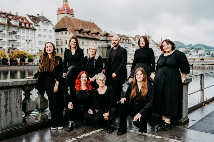 Gruppenfoto des Teams von Coiffeur HAUPTSACHE in Luzern vor der malerischen Kulisse der Altstadt und der Reuss