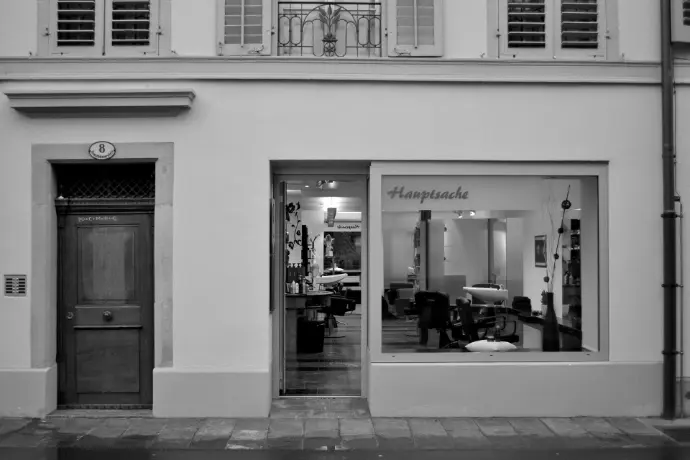 Außenansicht des Coiffeur HAUPTSACHE Salons mit Einblick in das stilvolle Innere