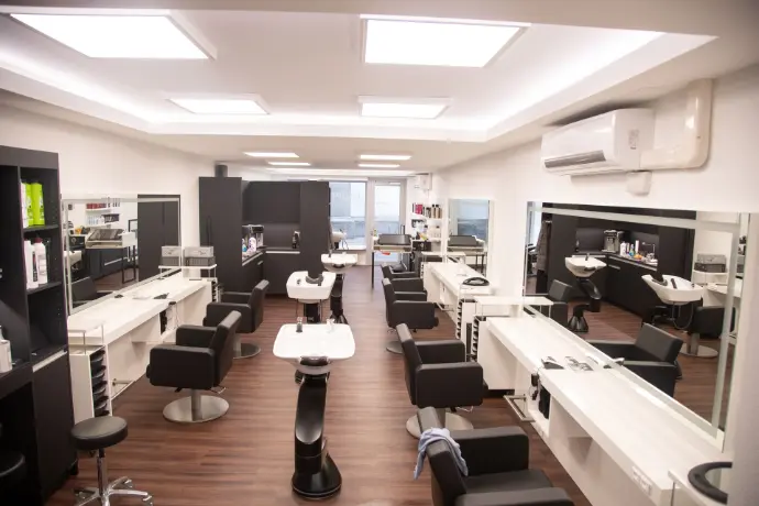 Innenansicht des Salons von Coiffeur HAUPTSACHE mit modernen Arbeitsplätzen und stilvollem Ambiente