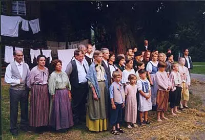 Gruppenfoto der Bunte Bühne Kriens in historischen Kostümen während einer Theateraufführung, unterstützt von Coiffeur HAUPTSACHE