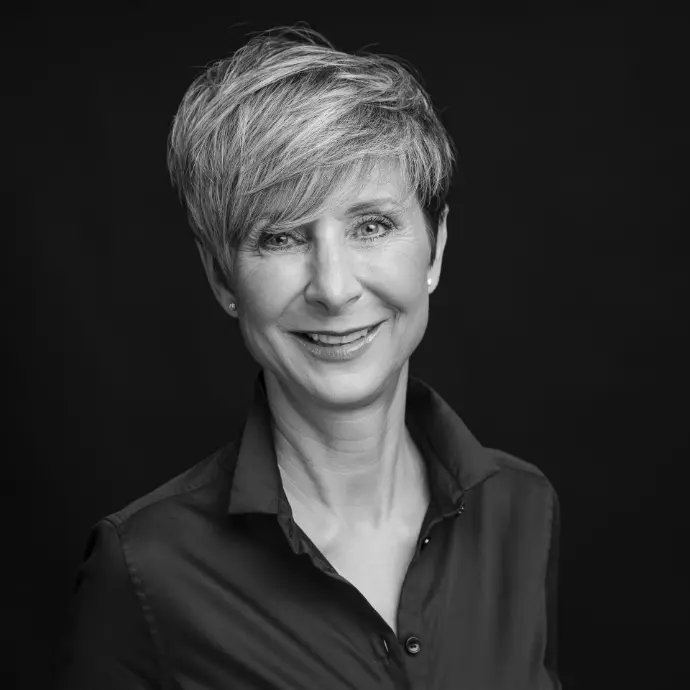 Schwarz-Weiß-Portrait von Elisabeth Wüthrich, Premium Hairstylistin bei HAUPTSACHE Sursee, bekannt für individuelle Beratungen und moderne Looks. Portrait von Elisabeth Wüthrich, Premium Hairstylistin im Coiffeur-Salon HAUPTSACHE Sursee