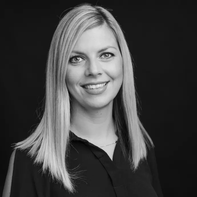Schwarz-Weiß-Portrait von Suzana Vidoscevic, Premium Hairstylistin bei HAUPTSACHE Sursee, spezialisiert auf elegante Frisuren und professionelle Haarpflege. Portrait von Suzana Vidoscevic, Premium Hairstylistin im Coiffeur-Salon HAUPTSACHE Sursee