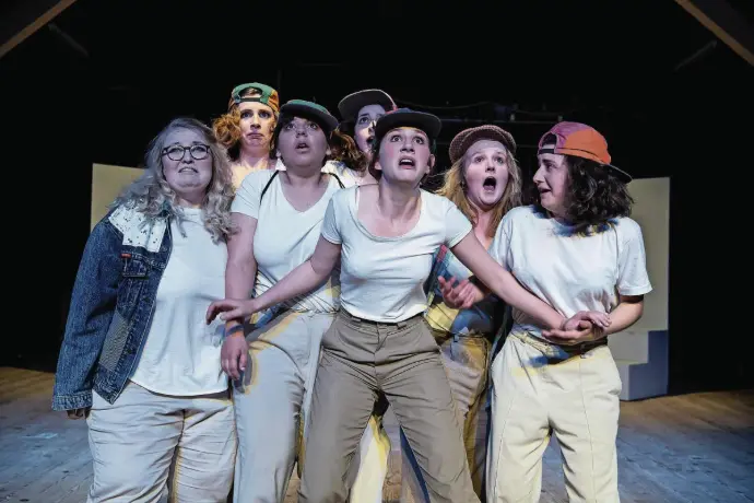 Schauspielerinnen auf der Bühne während einer Theateraufführung, unterstützt von Coiffeur HAUPTSACHE