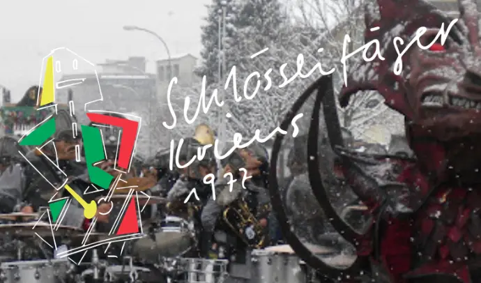 Die Schlösslifäger Kriens während eines Fasnachtsauftritts im Schnee, unterstützt von Coiffeur HAUPTSACHE