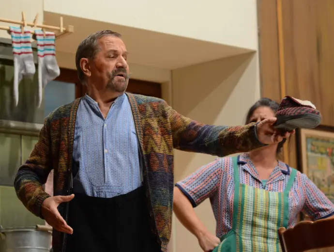 Szene einer Aufführung der Theatergruppe Schenkon mit zwei Schauspielern, unterstützt von Coiffeur HAUPTSACHE