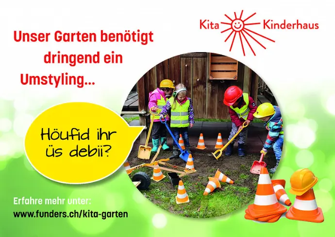 Kinder des Vereins Kinderbetreuung Sursee arbeiten im Garten mit Bauhelmen und Schaufeln, unterstützt von Coiffeur HAUPTSACHE