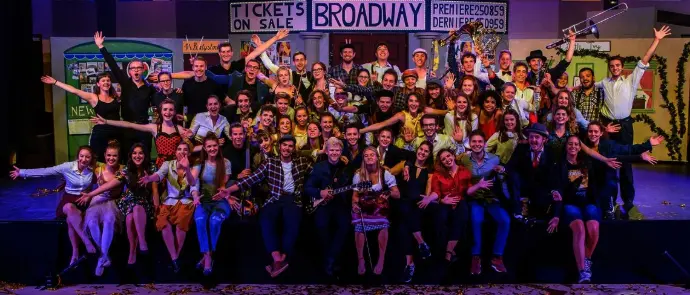 Gruppenfoto einer Musical-Aufführung der Broadway Musical Gruppe, unterstützt von Coiffeur HAUPTSACHE