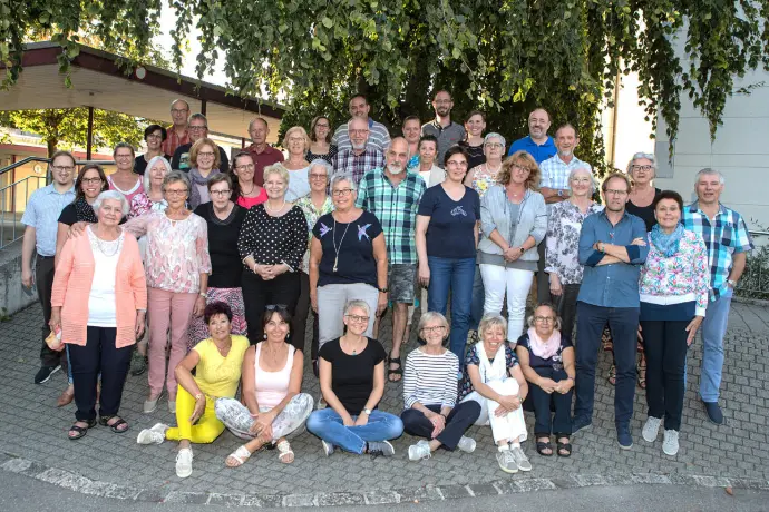 Gruppenfoto des Melody Chors Horw mit Sängerinnen und Sängern, unterstützt von Coiffeur HAUPTSACHE